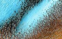 宇航局分享火星北极附近沙丘的图像