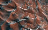 宇航局当天的惊人图像显示火星沙丘带有冰霜光泽