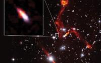 天文学家以巨型星系团为镜头研究遥远的射电星系