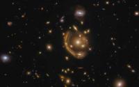 哈勃拍摄了一张看起来像熔环的弯曲星系的照片
