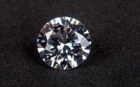 研究人员发现钻石在变形时像金属一样导电