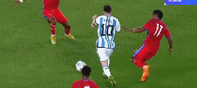 友尽赛？梅西遭对手双人飞铲膝盖被踢出血！阿根廷众将暴怒险干架